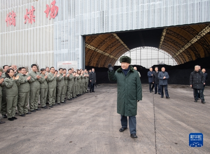 1月26日至27日，中共中央总书记、国家主席、中央军委主席习近平来到山西，看望慰问基层干部群众。这是27日下午，习近平在山西瑞光热电有限责任公司考察调研时向企业职工挥手致意。新华社记者 谢环驰 摄