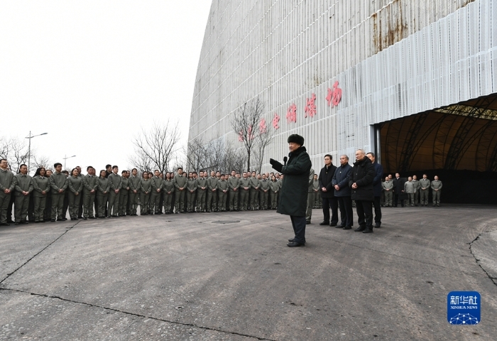 1月26日至27日，中共中央总书记、国家主席、中央军委主席习近平来到山西，看望慰问基层干部群众。这是27日下午，习近平在山西瑞光热电有限责任公司考察调研时同企业职工亲切交流。新华社记者 谢环驰 摄