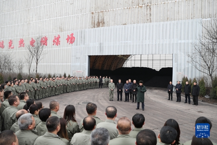 1月26日至27日，中共中央总书记、国家主席、中央军委主席习近平来到山西，看望慰问基层干部群众。这是27日下午，习近平在山西瑞光热电有限责任公司考察调研时同企业职工亲切交流。新华社记者 丁海涛 摄