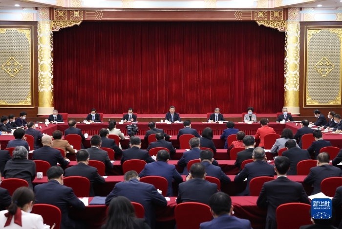 3月6日，中共中央总书记、国家主席、中央军委主席习近平看望参加全国政协十三届五次会议的农业界、社会福利和社会保障界委员，并参加联组会，听取意见和建议。中共中央政治局常委、全国政协主席汪洋参加看望和讨论。 新华社记者 黄敬文 摄