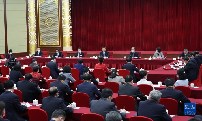 3月6日，中共中央总书记、国家主席、中央军委主席习近平看望参加全国政协十三届五次会议的农业界、社会福利和社会保障界委员，并参加联组会，听取意见和建议。中共中央政治局常委、全国政协主席汪洋参加看望和讨论。新华社记者 王晔 摄
