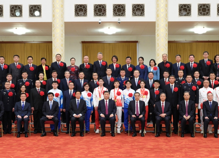 4月8日，北京冬奥会、冬残奥会总结表彰大会在北京人民大会堂隆重举行。会前，习近平等会见北京冬奥会、冬残奥会突出贡献集体代表、突出贡献个人和中国体育代表团成员，并同大家合影留念。新华社记者 刘彬 摄