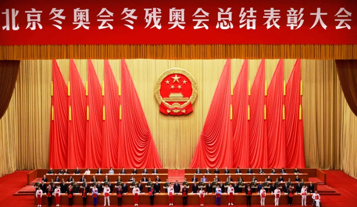4月8日，北京冬奥会、冬残奥会总结表彰大会在北京人民大会堂隆重举行。习近平等为北京冬奥会、冬残奥会突出贡献个人和突出贡献集体代表颁奖。新华社记者 丁林 摄