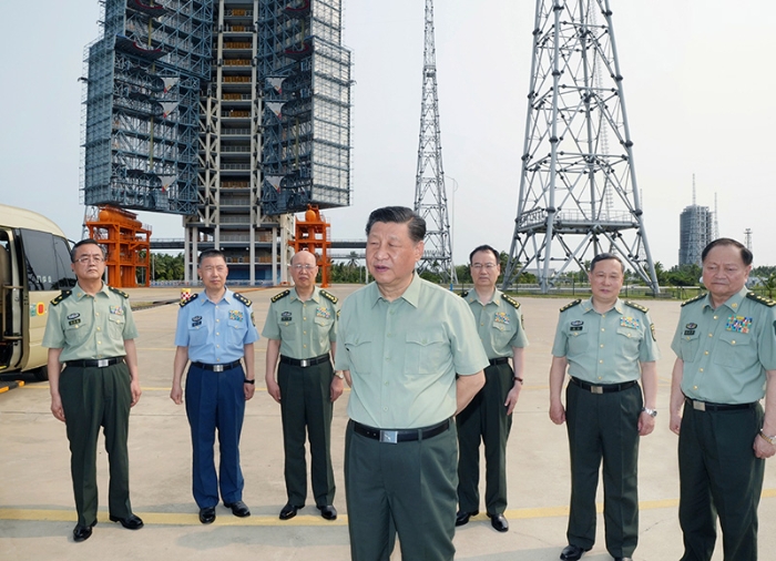 4月12日下午，中共中央总书记、国家主席、中央军委主席习近平到文昌航天发射场视察，代表党中央和中央军委，向发射场全体同志致以诚挚问候。这是习近平听取有关情况汇报，察看发射塔架等设施设备。新华社记者 李刚 摄