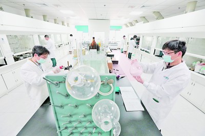 安徽马鞍山市慈湖高新区的医药科技人员在研发新冠药物核心中间体。