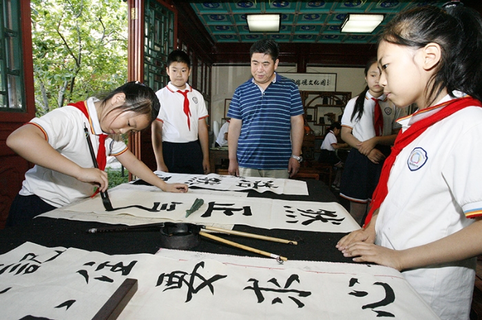 图为嘉宾在观看北京海淀区民族小学书法社团活动（2019年5月29日摄）。新华社记者 刘莲芬 摄