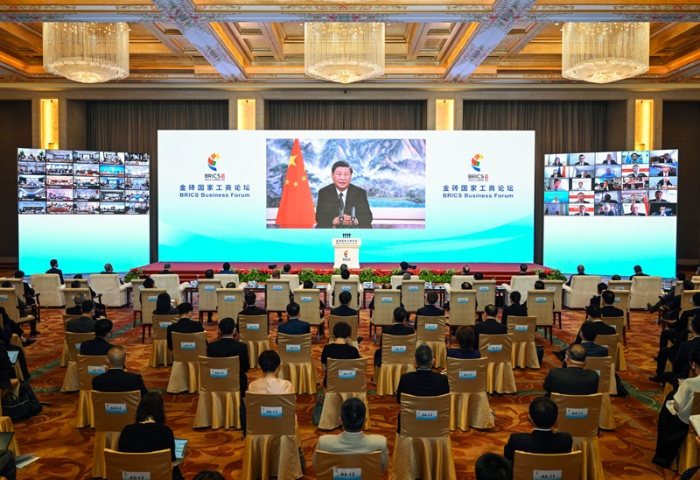 26月22日晚，国家主席习近平以视频方式出席金砖国家工商论坛开幕式并发表题为《把握时代潮流 缔造光明未来》的主旨演讲。新华社记者 殷博古 摄