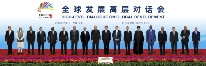 6月24日晚，国家主席习近平在北京以视频方式主持全球发展高层对话会并发表题为《构建高质量伙伴关系　共创全球发展新时代》的重要讲话。这是与会各国领导人的“云合影”。新华社发