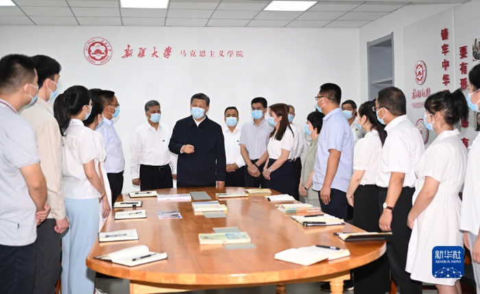 7月12日至15日，中共中央总书记、国家主席、中央军委主席习近平在新疆考察。这是12日下午，习近平在新疆大学铸牢中华民族共同体意识研究基地，同师生亲切交流。新华社记者 李学仁 摄