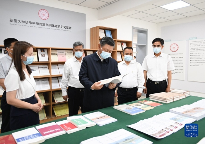 7月12日至15日，中共中央总书记、国家主席、中央军委主席习近平在新疆考察。这是12日下午，习近平在新疆大学铸牢中华民族共同体意识研究基地考察。新华社记者 谢环驰 摄