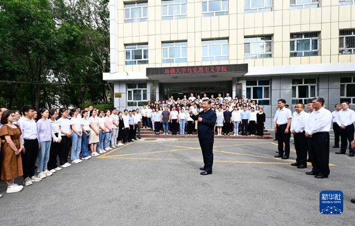 7月12日至15日，中共中央总书记、国家主席、中央军委主席习近平在新疆考察。这是12日下午，习近平在新疆大学考察时，同师生们亲切交流。新华社记者 李学仁 摄