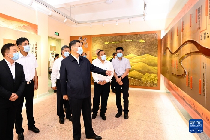 7月12日至15日，中共中央总书记、国家主席、中央军委主席习近平在新疆考察。这是12日下午，习近平在新疆大学参观校史馆。新华社记者 李学仁 摄