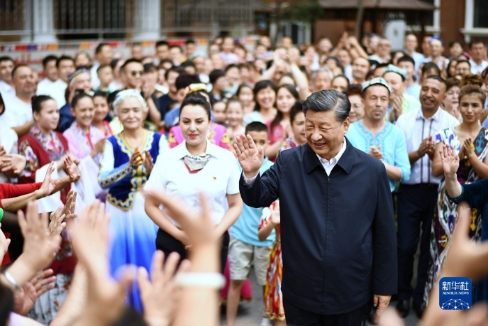 7月12日至15日，中共中央总书记、国家主席、中央军委主席习近平在新疆考察。这是13日上午，习近平在乌鲁木齐市天山区固原巷社区考察时，向各族群众挥手致意。新华社记者 燕雁 摄