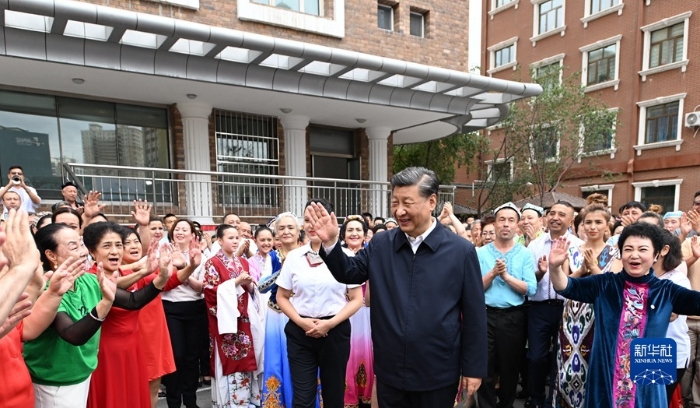 7月12日至15日，中共中央总书记、国家主席、中央军委主席习近平在新疆考察。这是13日上午，习近平在乌鲁木齐市天山区固原巷社区考察时，向各族群众挥手致意。新华社记者 谢环驰 摄