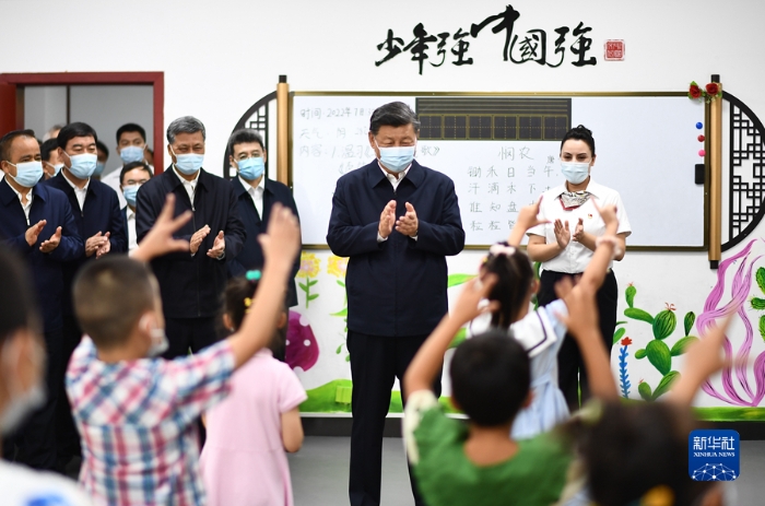 7月12日至15日，中共中央总书记、国家主席、中央军委主席习近平在新疆考察。这是13日上午，习近平在乌鲁木齐市天山区固原巷社区少儿阅览室，观看儿童中华优秀传统文化知识表演。新华社记者 燕雁 摄