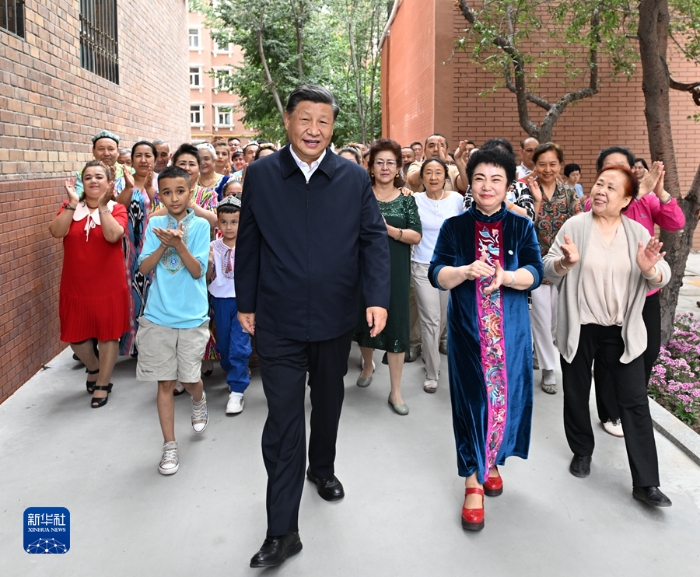 7月12日至15日，中共中央总书记、国家主席、中央军委主席习近平在新疆考察。这是13日上午，习近平在乌鲁木齐市天山区固原巷社区考察时，同各族群众在一起。新华社记者 谢环驰 摄