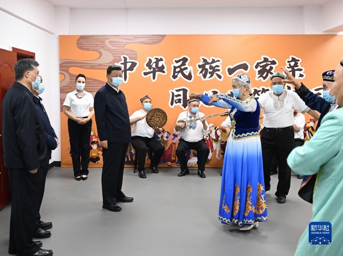 7月12日至15日，中共中央总书记、国家主席、中央军委主席习近平在新疆考察。这是13日上午，习近平在乌鲁木齐市天山区固原巷社区舞蹈室，了解这里开展老年人文化活动等情况。新华社记者 谢环驰 摄