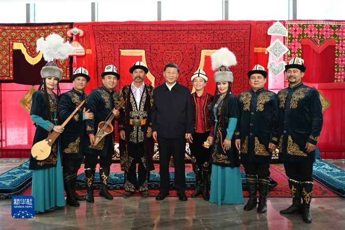 7月12日至15日，中共中央总书记、国家主席、中央军委主席习近平在新疆考察。这是13日上午，习近平在乌鲁木齐市新疆维吾尔自治区博物馆，同《玛纳斯》非物质文化遗产传承人在一起。新华社记者 谢环驰 摄