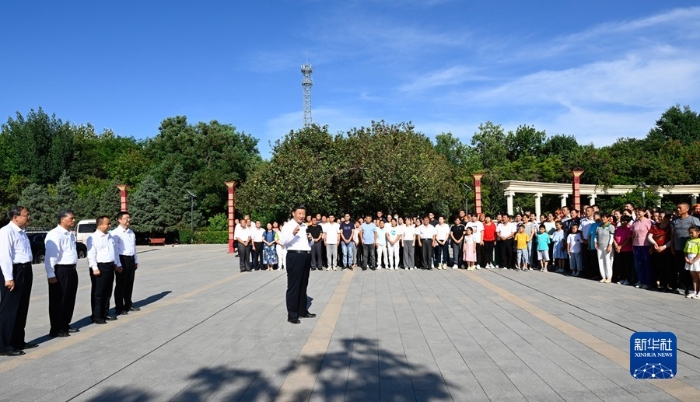 7月12日至15日，中共中央总书记、国家主席、中央军委主席习近平在新疆考察。这是13日下午，习近平在新疆生产建设兵团八师一四三团花园镇广场，同兵团干部群众亲切交谈。新华社记者 李学仁 摄