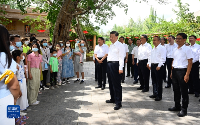7月12日至15日，中共中央总书记、国家主席、中央军委主席习近平在新疆考察。这是14日，习近平在吐鲁番市葡萄沟考察时，同游客亲切交流。新华社记者 李学仁 摄
