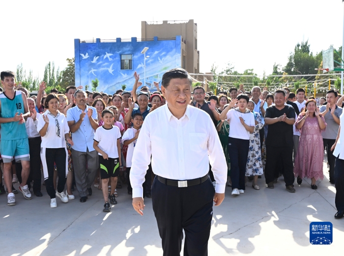 7月12日至15日，中共中央总书记、国家主席、中央军委主席习近平在新疆考察。这是14日，习近平在吐鲁番市高昌区亚尔镇新城片区新城西门村考察时，同各族群众在一起。新华社记者 李学仁 摄