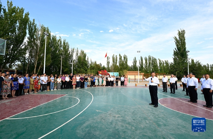 7月12日至15日，中共中央总书记、国家主席、中央军委主席习近平在新疆考察。这是14日，习近平在吐鲁番市高昌区亚尔镇新城片区新城西门村村广场，同村民们亲切交流。新华社记者 李学仁 摄