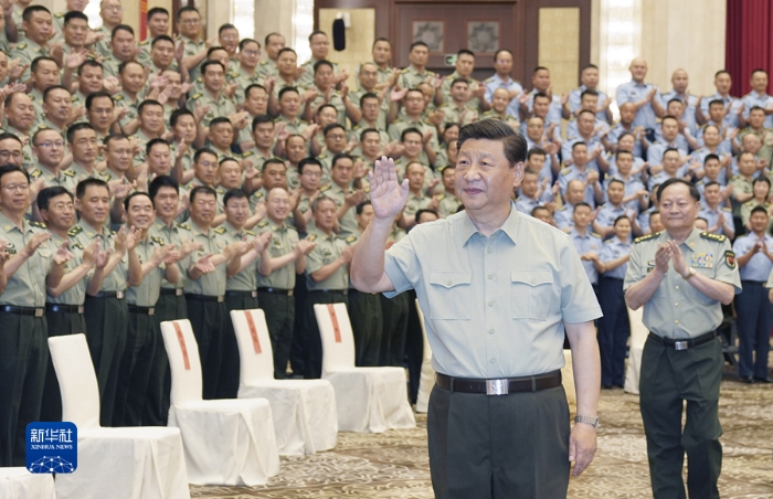 7月12日至15日，中共中央总书记、国家主席、中央军委主席习近平在新疆考察。这是15日上午，习近平在乌鲁木齐亲切接见驻新疆部队官兵代表，向驻新疆部队全体指战员致以诚挚的问候，对驻新疆部队作出的突出贡献给予充分肯定。新华社记者 李刚 摄