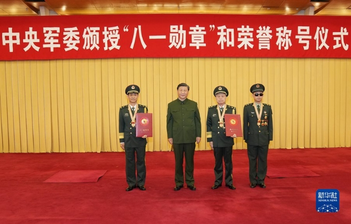 7月27日，中央军委颁授“八一勋章”和荣誉称号仪式在北京八一大楼隆重举行。中共中央总书记、国家主席、中央军委主席习近平向“八一勋章”获得者颁授勋章和证书，向获得荣誉称号的单位颁授荣誉奖旗。这是习近平同获得“八一勋章”的同志集体合影。新华社记者 李刚 摄