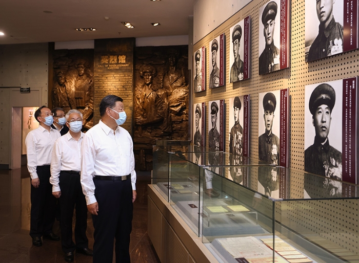 8月16日至17日，中共中央总书记、国家主席、中央军委主席习近平在辽宁考察。这是16日下午，习近平在锦州市考察辽沈战役纪念馆。新华社记者 鞠鹏 摄