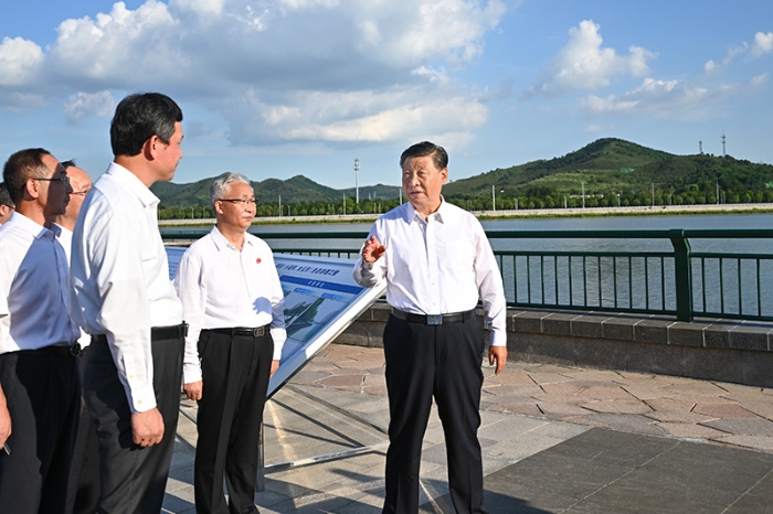 8月16日至17日，中共中央总书记、国家主席、中央军委主席习近平在辽宁考察。这是16日下午，习近平在锦州市考察小凌河和女儿河环境综合整治情况，听取辽宁省防汛工作情况汇报，并就做好防汛工作、提高灾害防御能力作出重要指示。新华社记者 燕雁 摄