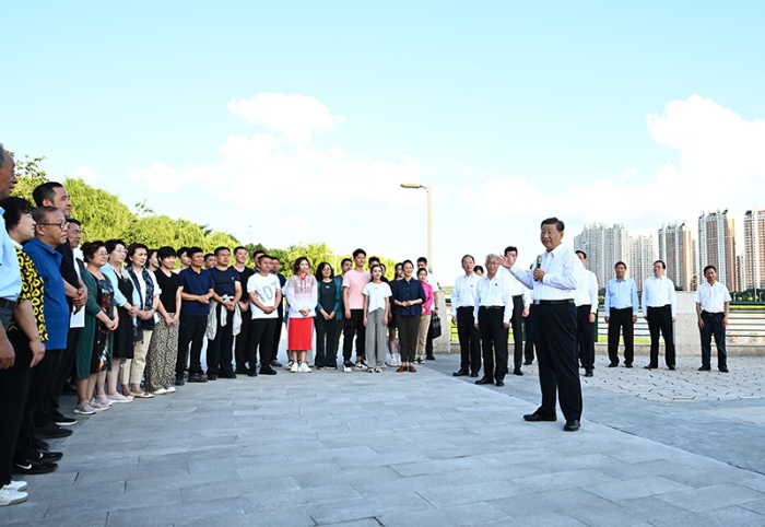 8月16日至17日，中共中央总书记、国家主席、中央军委主席习近平在辽宁考察。这是16日下午，习近平在锦州市东湖森林公园察看小凌河沿岸生态环境时，同正在休闲、进行文化活动的群众亲切交流。新华社记者 燕雁 摄