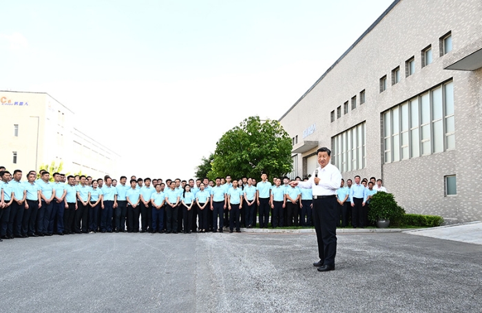 8月16日至17日，中共中央总书记、国家主席、中央军委主席习近平在辽宁考察。这是17日下午，习近平在沈阳新松机器人自动化股份有限公司考察时，同企业员工代表亲切交流。新华社记者 燕雁 摄
