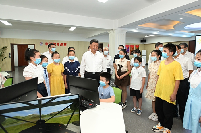 8月16日至17日，中共中央总书记、国家主席、中央军委主席习近平在辽宁考察。这是17日下午，习近平在沈阳市皇姑区三台子街道牡丹社区群众活动中心，同幸福教育课堂的孩子们亲切交流。新华社记者 申宏 摄