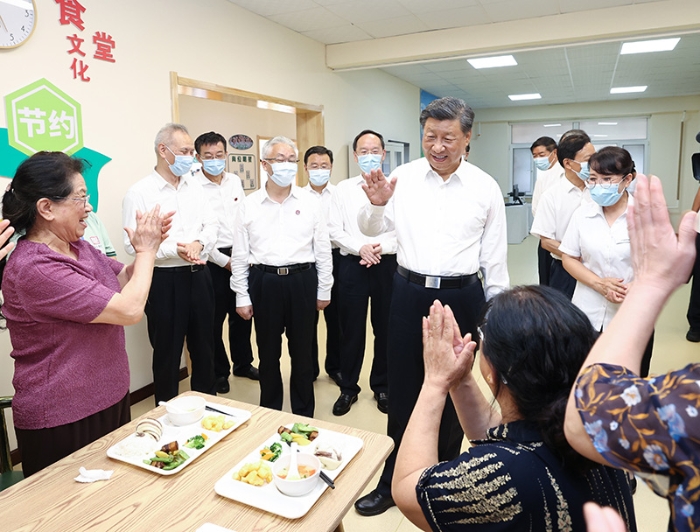 8月16日至17日，中共中央总书记、国家主席、中央军委主席习近平在辽宁考察。这是17日下午，习近平在沈阳市皇姑区三台子街道牡丹社区老年餐厅，同正在用餐的老人们亲切交流。新华社记者 鞠鹏 摄