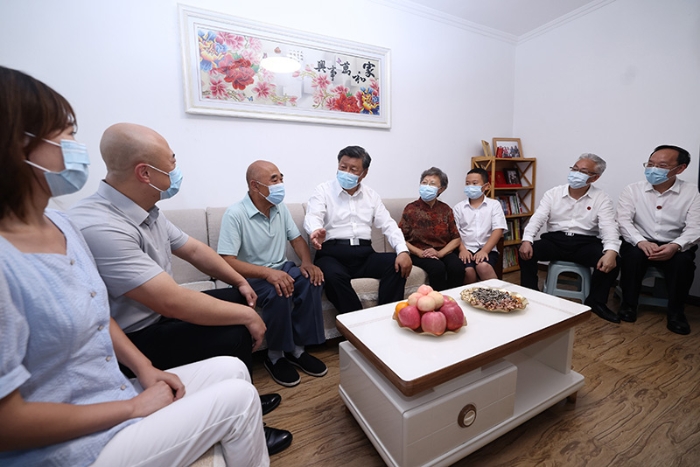 8月16日至17日，中共中央总书记、国家主席、中央军委主席习近平在辽宁考察。这是17日下午，习近平在沈阳市皇姑区三台子街道牡丹社区，同居民李水一家拉家常。新华社记者 鞠鹏 摄