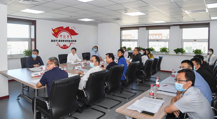 李利在新闻中心调研时强调为党的二十大胜利召开营造良好氛围