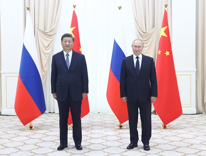 当地时间9月15日下午，国家主席习近平在撒马尔罕国宾馆同俄罗斯总统普京举行双边会见，就中俄关系和共同关心的国际和地区问题交换意见。新华社记者 鞠鹏 摄
