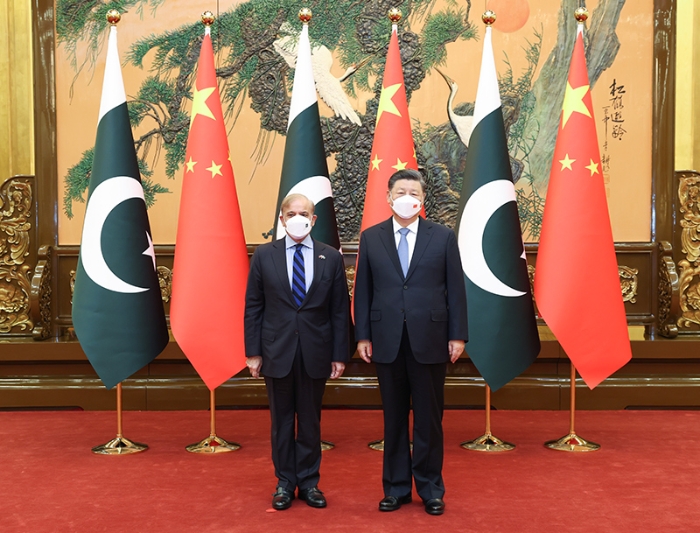 11月2日上午，国家主席习近平在北京人民大会堂会见来华进行正式访问的巴基斯坦总理夏巴兹。新华社记者 姚大伟 摄