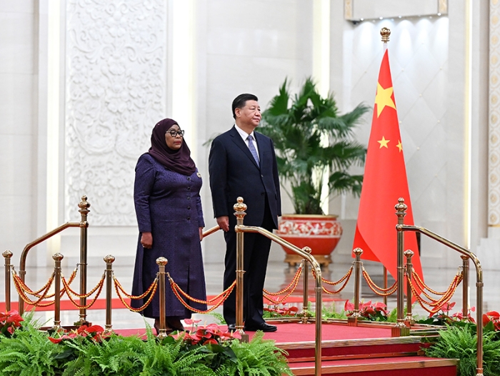 11月3日下午，国家主席习近平在北京人民大会堂同来华进行国事访问的坦桑尼亚总统哈桑举行会谈。这是会谈前，习近平在人民大会堂北大厅为哈桑举行欢迎仪式。新华社记者 谢环驰 摄