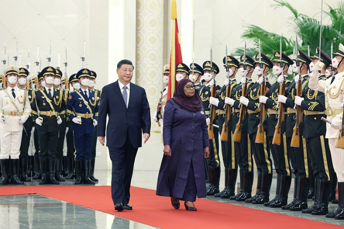 11月3日下午，国家主席习近平在北京人民大会堂同来华进行国事访问的坦桑尼亚总统哈桑举行会谈。这是会谈前，习近平在人民大会堂北大厅为哈桑举行欢迎仪式。新华社记者 姚大伟 摄