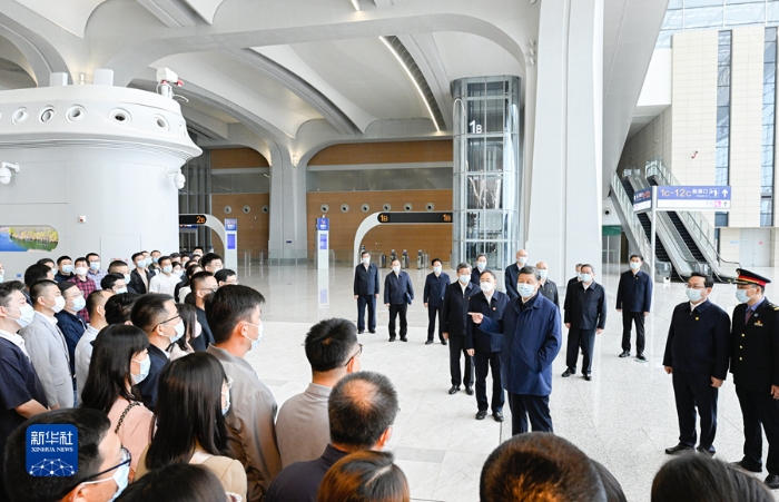 5月10日，中共中央总书记、国家主席、中央军委主席习近平在河北省雄安新区考察，并主持召开高标准高质量推进雄安新区建设座谈会。这是10日上午，习近平在雄安站候车大厅同旅客亲切交流。新华社记者 申宏 摄