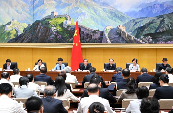 第七次全国妇女儿童工作会议9月28日在北京召开。会上传达了习近平重要指示。中共中央政治局常委、国务院总理李强出席会议并讲话。新华社记者 饶爱民 摄