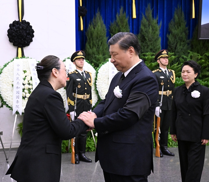 11月2日，李克强同志遗体在北京八宝山革命公墓火化。习近平、李强、赵乐际、王沪宁、蔡奇、丁薛祥、李希、韩正等前往八宝山送别，胡锦涛送花圈表示哀悼。这是习近平与李克强亲属握手，表示深切慰问。 新华社记者 谢环驰 摄