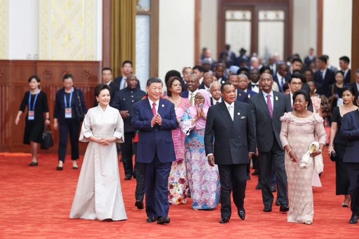 9月4日晚，国家主席习近平和夫人彭丽媛在北京人民大会堂举行宴会，欢迎来华出席中非合作论坛北京峰会的非方及国际贵宾。这是习近平和彭丽媛同贵宾们共同步入宴会厅。新华社记者 刘彬 摄