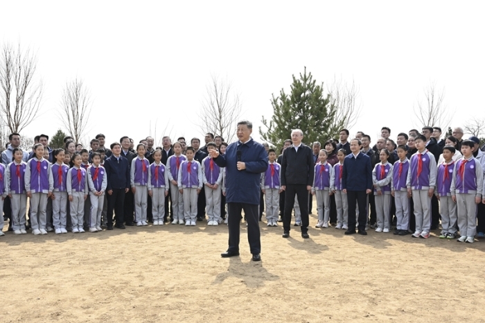 3月30日，党和国家领导人习近平、李强、赵乐际、王沪宁、蔡奇、丁薛祥、李希等来到北京市昌平区百善镇参加首都义务植树活动。这是习近平同在场的干部群众、少先队员亲切交谈。新华社记者 谢环驰 摄